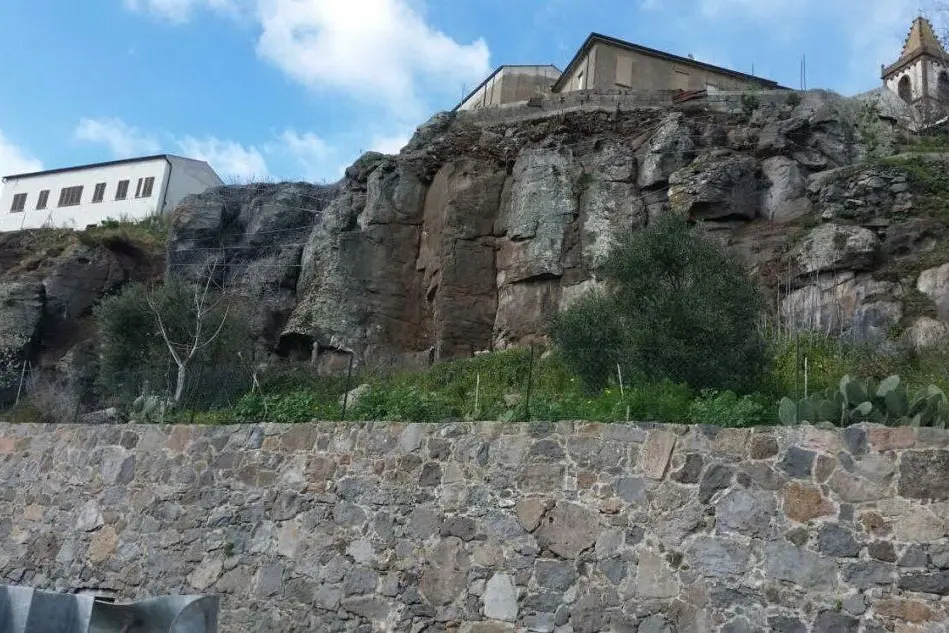 Il costone roccioso che si affaccia sulla Statale 129