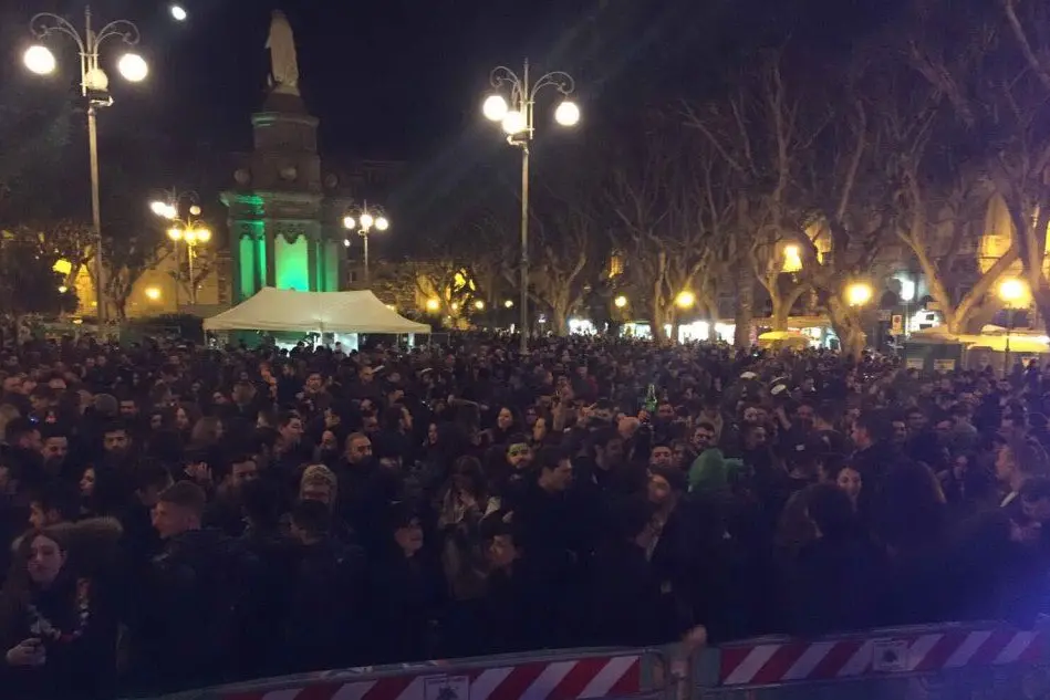 Piazza del Carmine piena di gente