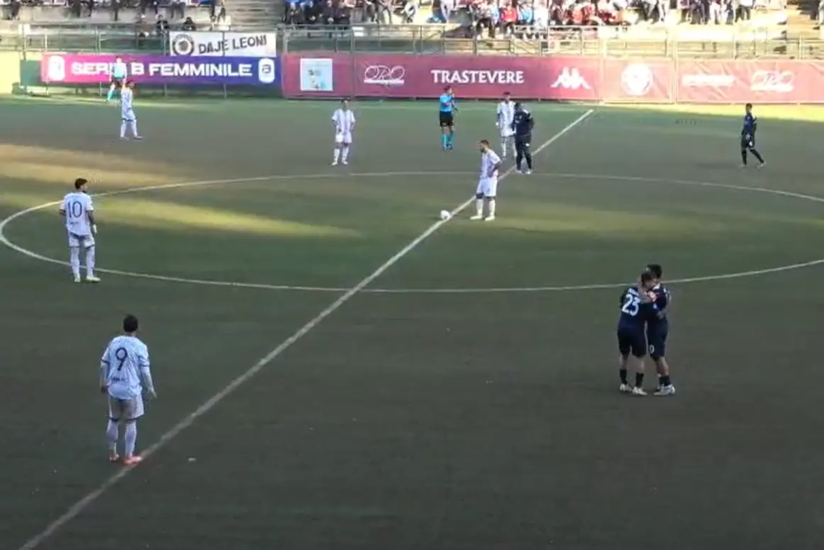 Ragatzu festeggia il gol del momentaneo 1-1 al Trastevere (foto Ilenia Giagnoni)