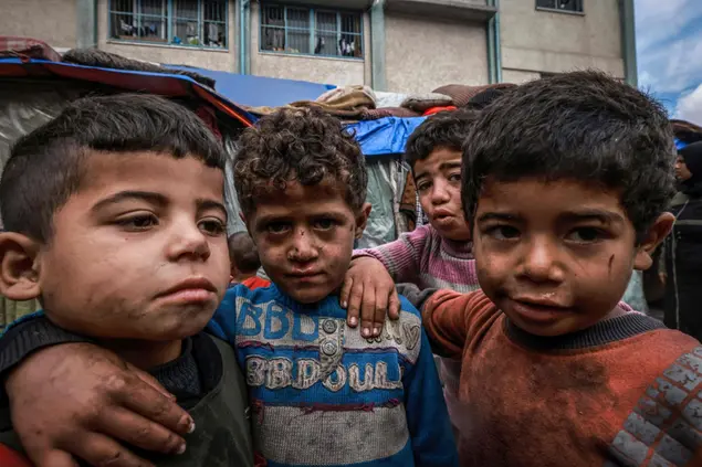 Bambini palestinesi in un campo improvvisato a Rafah (Ansa)