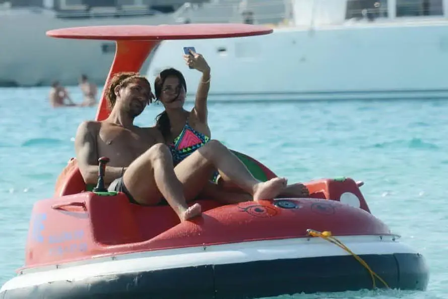 Alessio Cerci e la moglie a Formentera in pedalò