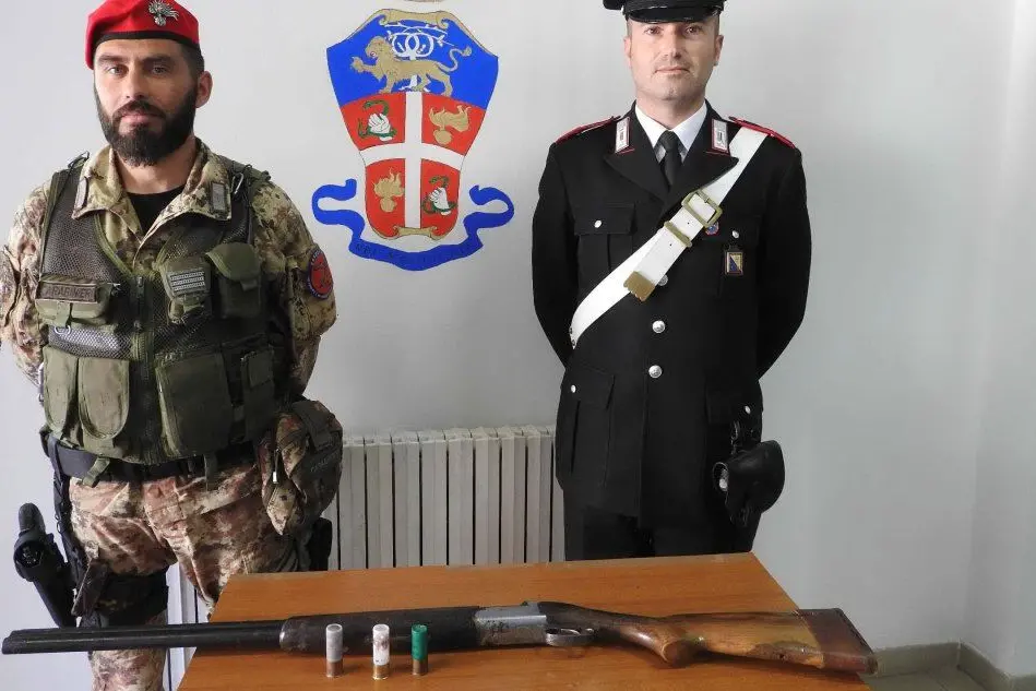 Il fucile e le munizioni sequestrate