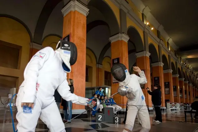 L'esibizione di scherma alla passeggiata coperta del 2009 (Messina-archivio L'Unione Sarda)