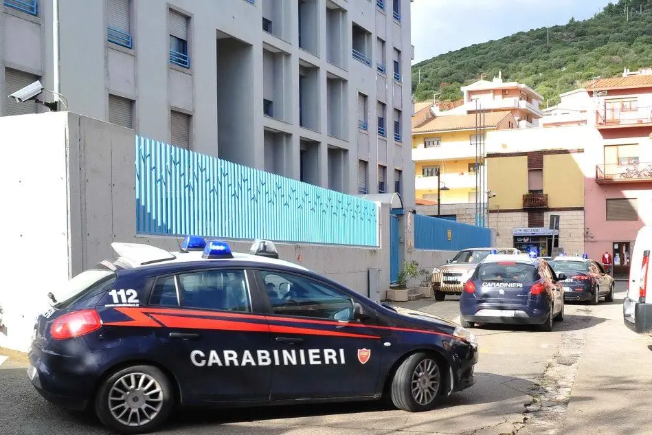 Gli arrestati lasciano la caserma di Iglesias a bordo dell'auto dei carabinieri