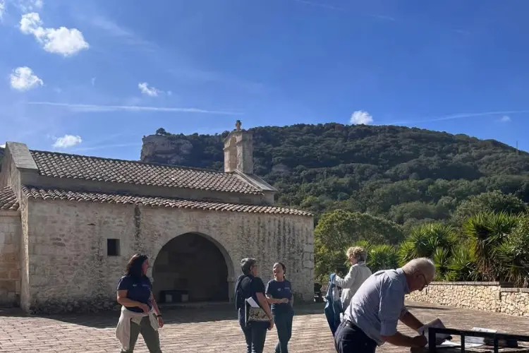 Le visite nella chiesa a Cargeghe (foto concessa)