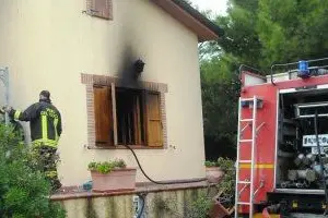 I vigili del fuoco nella casa incendiata
