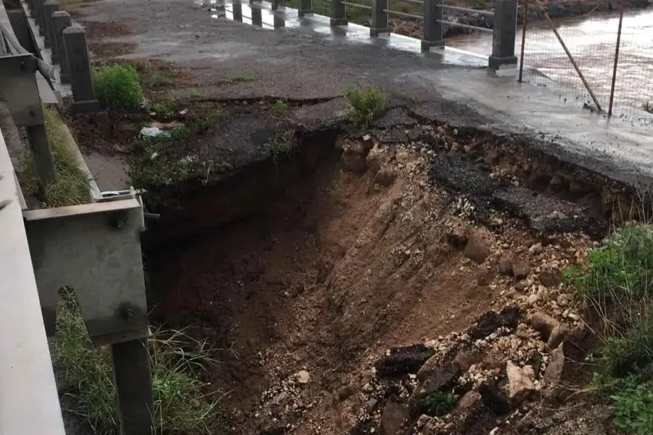 Maltempo in Sardegna, il ponte del fascio della 195 (foto L'Unione Sarda)