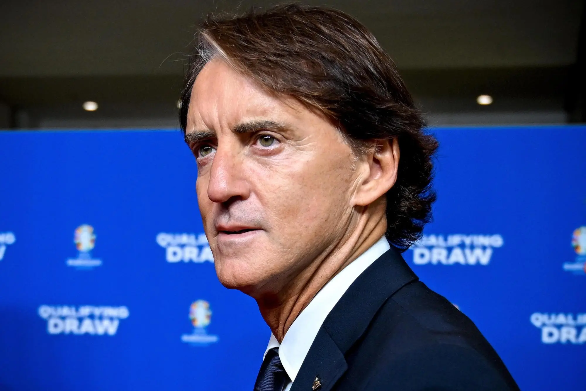 epa10232423 Italy's head coach Roberto Mancini arrives for the UEFA EURO 2024 qualifying draw at the Festhalle exhibition centre in Frankfurt am Main, Germany, 09 October 2022. EPA/SASCHA STEINBACH