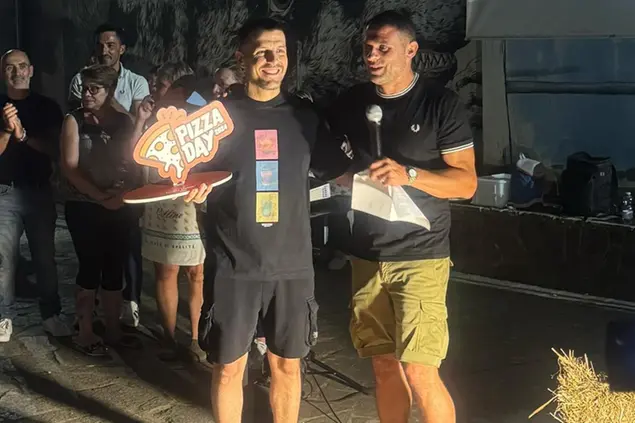 Il sindaco Alessio Piras consegna il premio a Maurizio Soi (foto Sirigu)