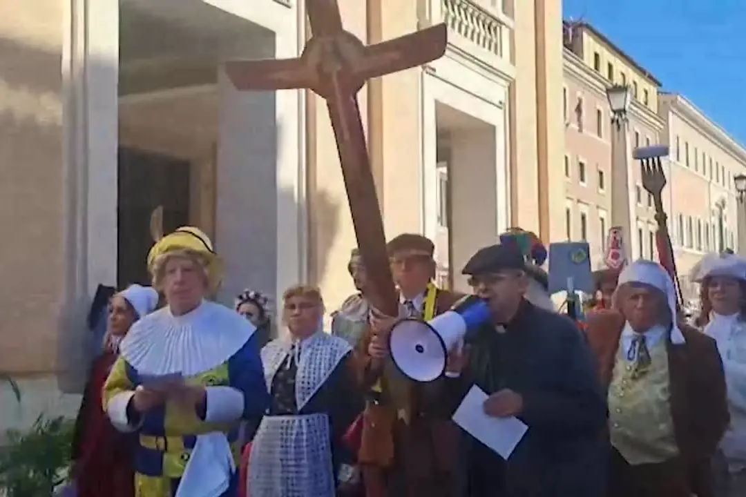 Vaticano, da Pulcinella a Colombina: tutti in maschera alla Porta Santa