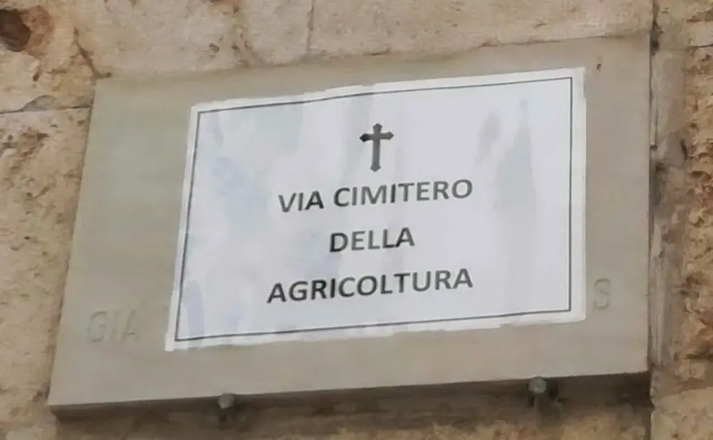 La \"provocazione\" di Coldiretti in via Caprera, sede dell'agenzia regionale Argea