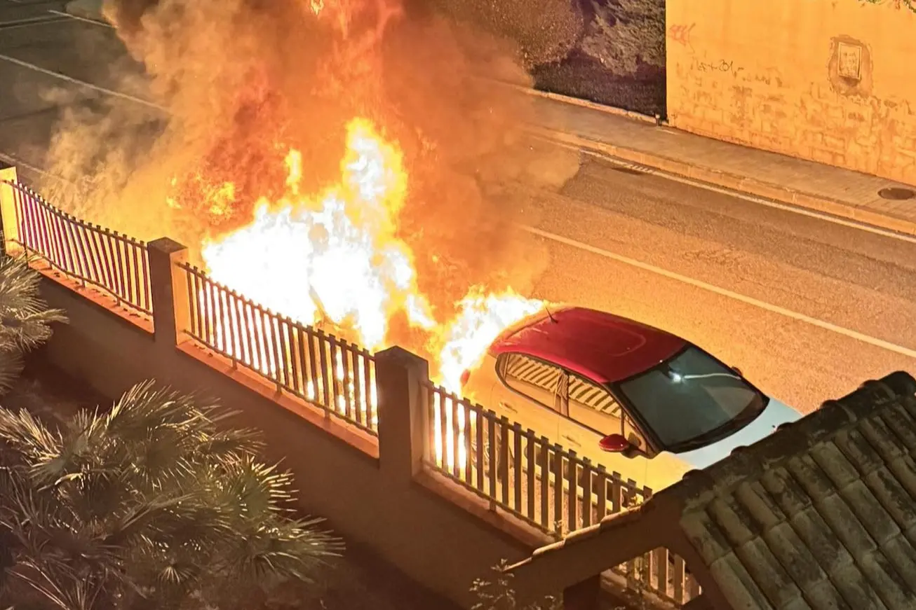 L'auto in fiamme in via Tiepolo