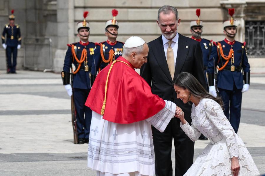 Il Papa a Madrid, l’accoglienza dei Reali di Spagna e di Sanchez. Sull’Iran: «Non è una guerra giusta»