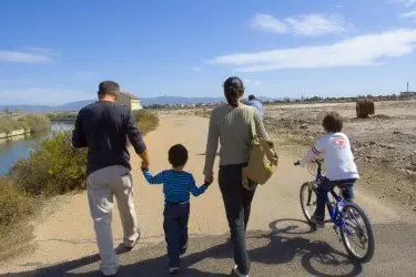 Una famiglia visita il parco di Molentargius