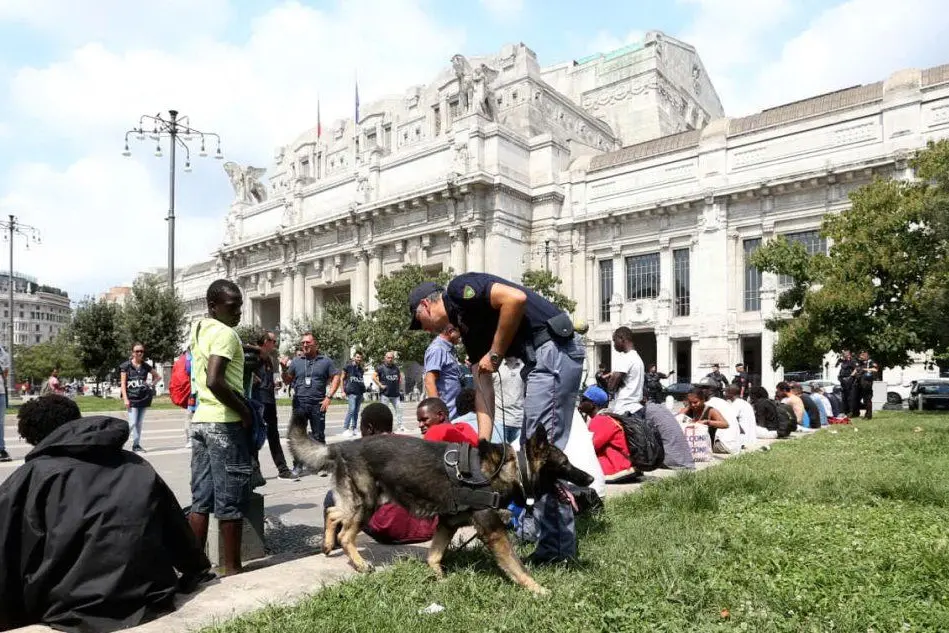 Controlli della polizia davanti alla stazione Centrale, Milano