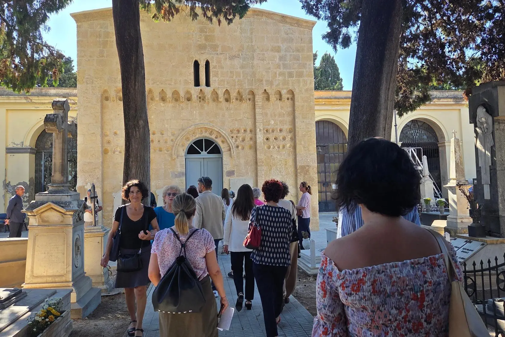 Visitatori alla chiesa di san pietro di ponte