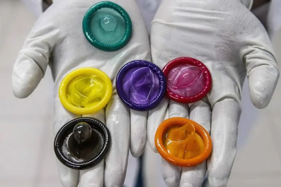 Preservativi (foto Ansa)