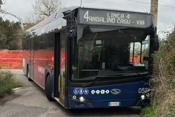 Un mezzo dell'Arst in una strada cittadina (Foto Sara Pinna)