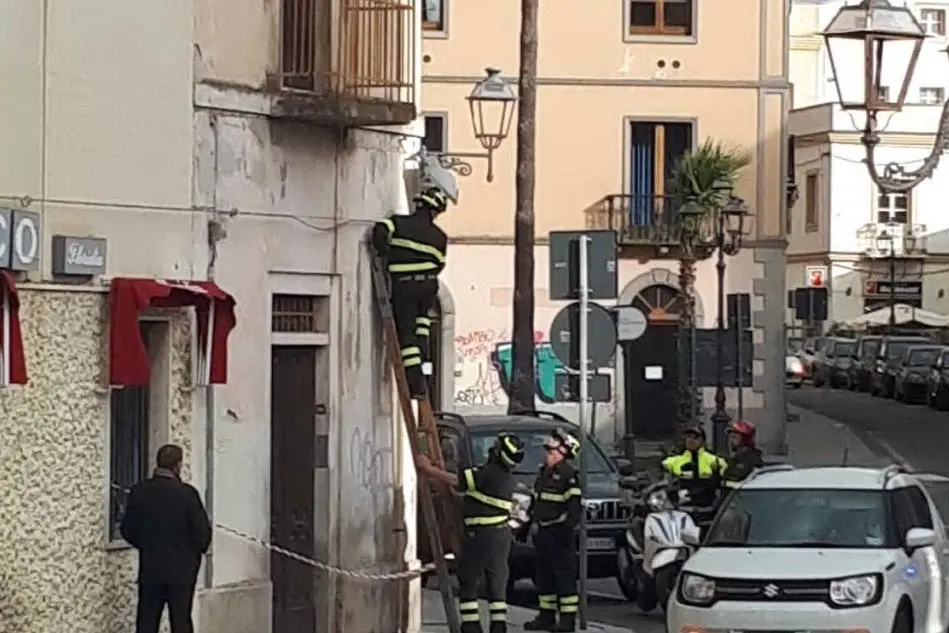 L’intervento dei vigili del fuoco in via Vittorio Emanuele (foto Elia Sanna)