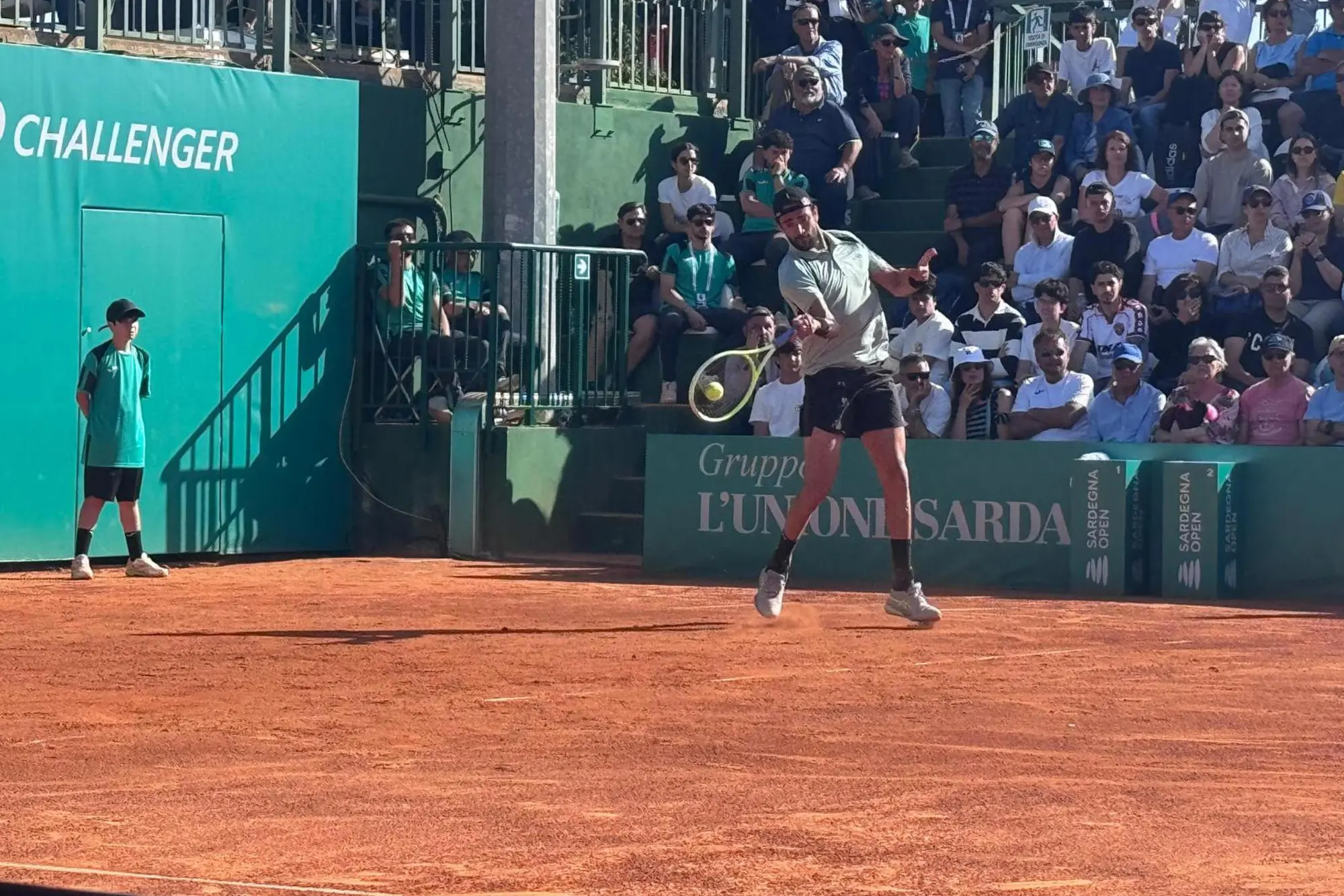 Matteo Berrettini in azione a Cagliari (foto Ansa)