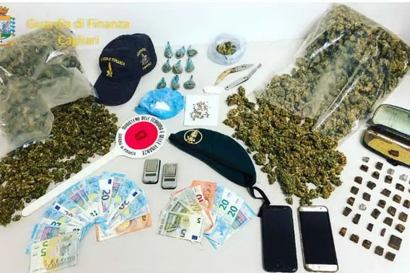 La droga sequestrata (Foto Guardia di Finanza)