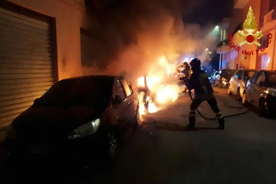 Un incendio a Pirri ha distrutto tre auto
