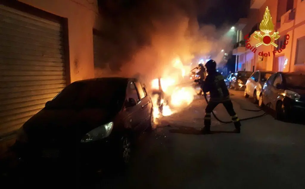 Un incendio a Pirri ha distrutto tre auto