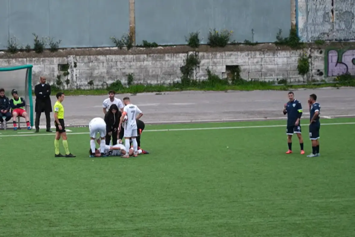 Gioco fermo per un fallo di gioco in Puteolana-Olbia (foto Ilenia Giagnoni)