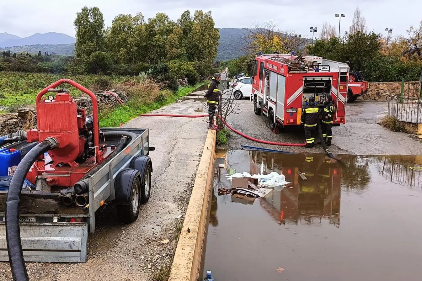 Intervento dei vigili del fuoco per allagamenti