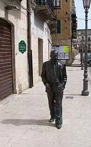 Una statua di Sciascia a Racalmuto