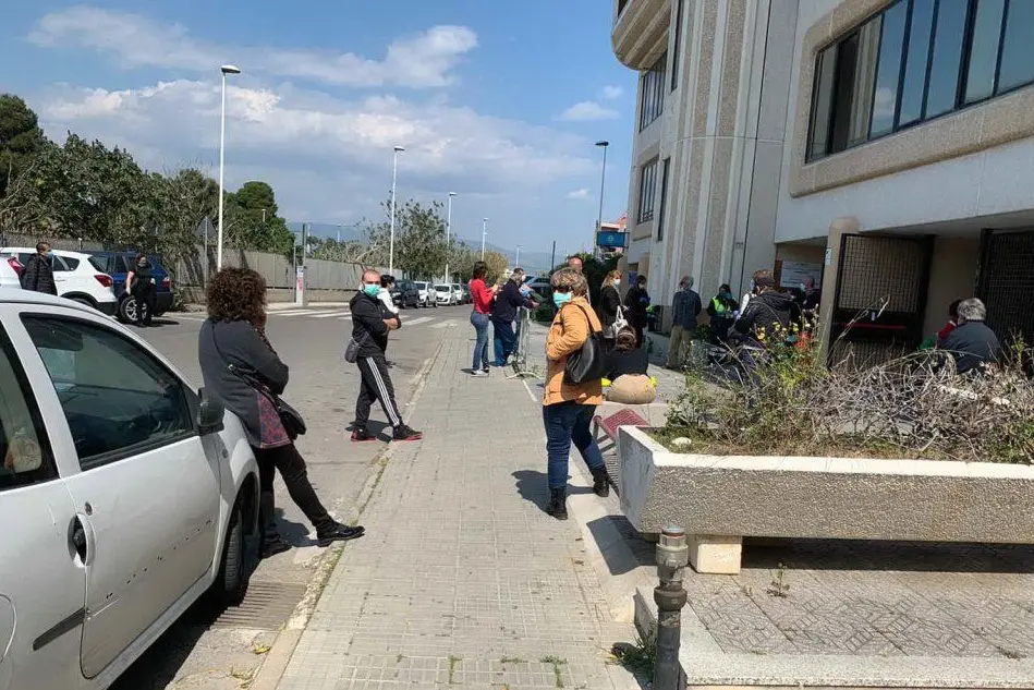 Persone in coda (foto Giorgia Daga)