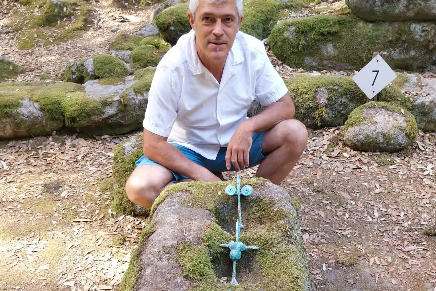 Valerio Pisano al bosco Seleni con i suoi bronzetti