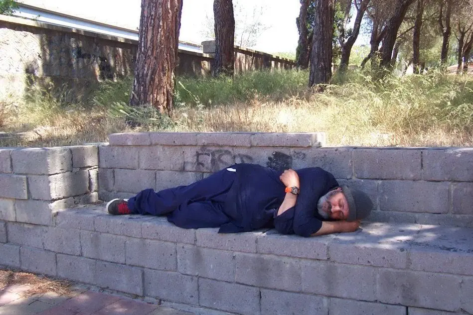 Albino Puddu dormiva su una panchina