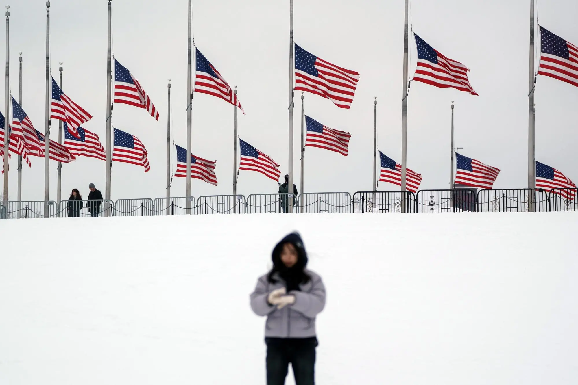 Washington sotto la neve (Ansa-Epa)