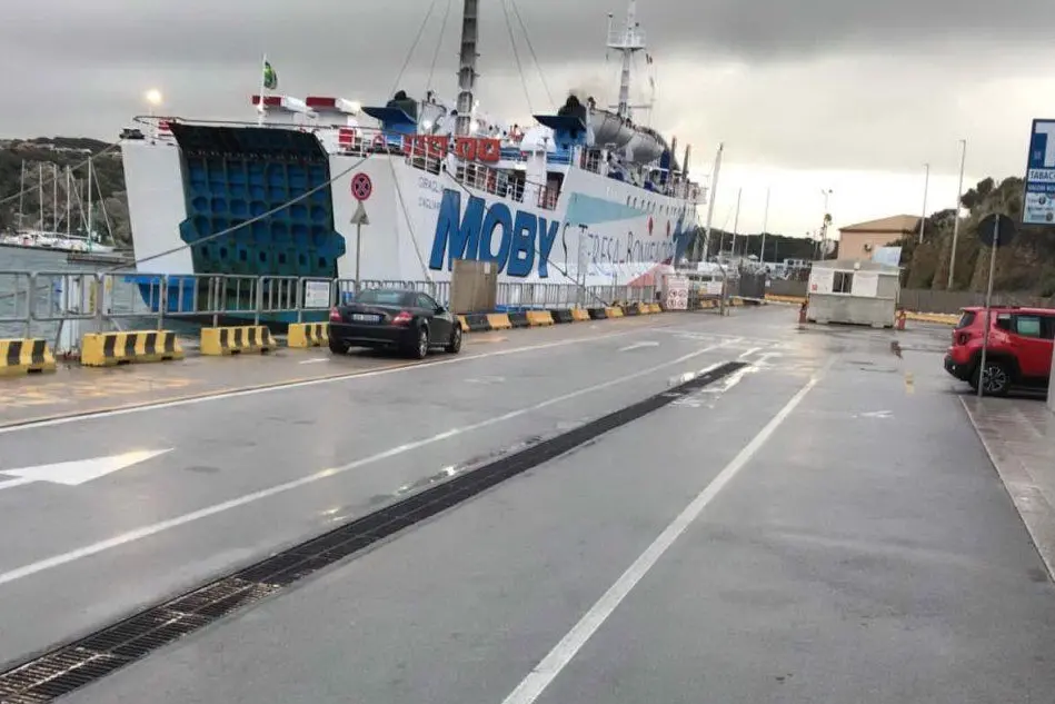 Il traghetto della Moby fermo in porto a Santa Teresa (foto Busia)