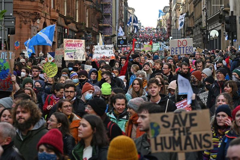 Glasgow, 100mila persone in piazza: “Sul clima basta con i blablabla”