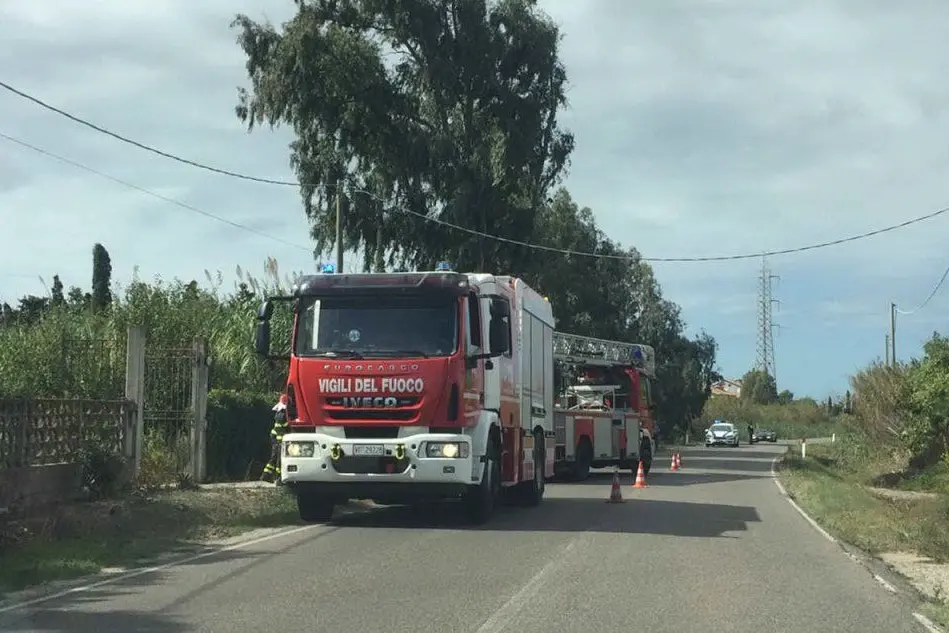 L'intervento dei Vigili del fuoco (foto L'Unione Sarda - Sanna)
