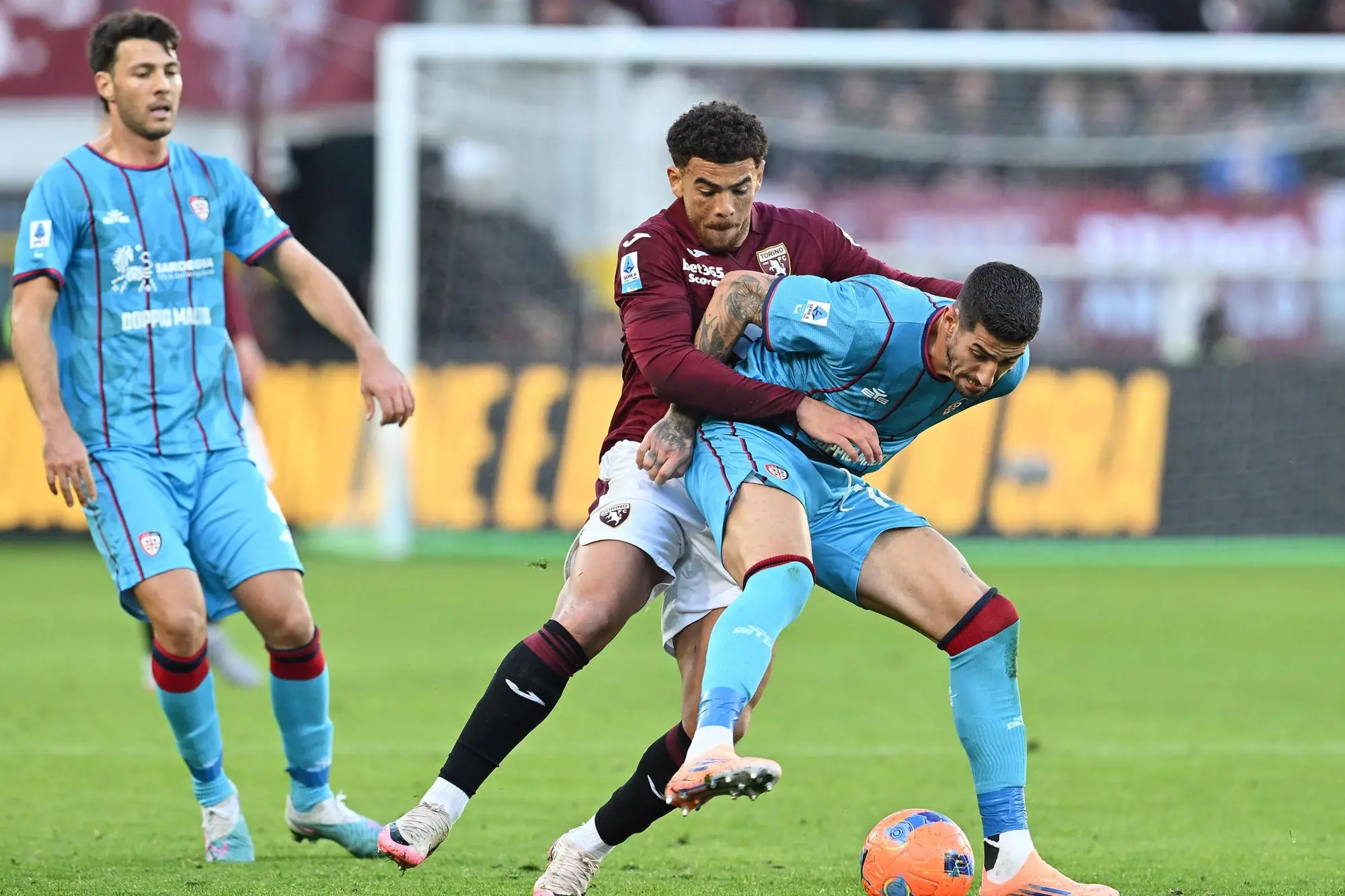 Alessandro Deiola contrastato da Ché Adams in Torino-Cagliari (foto Ansa)
