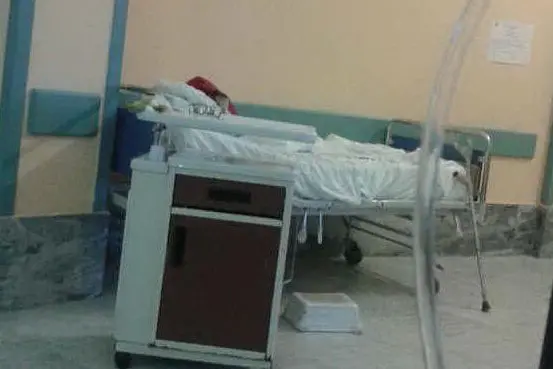 Un letto nella corsia dell'Ospedale civile