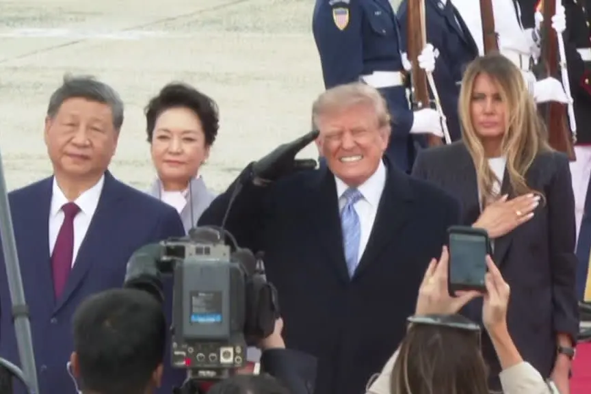 Trump accoglie Xi, ma aereo in volo interrompe l'inno americano