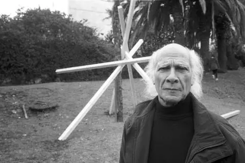 L'artista Giovanni Campus davanti ad una sua istallazione alla facoltà di giurisprudenza dell'università di Cagliari, gennaio 2017