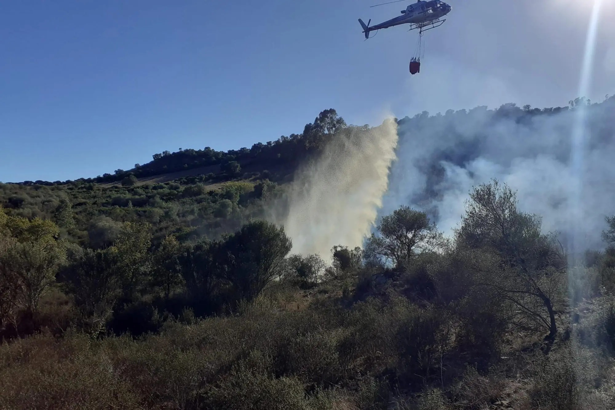 Un intervento dell'elicottero dell'antincendio regionale in Ogliastra (foto concessa)