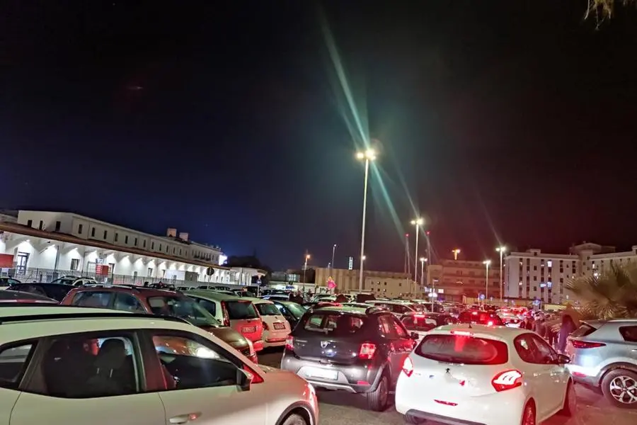 Le auto bloccate nel parcheggio (Foto L'Unione Sarda)