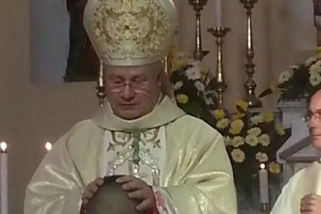 Il vescovo Carboni impone le mani al consacrato