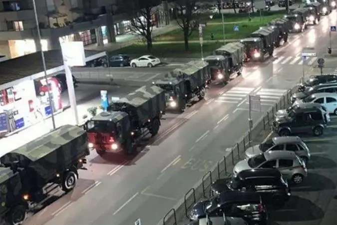 I camion militari che trasportano le bare di Bergamo (Ansa)