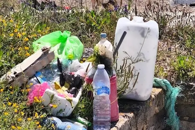Rifiuti abbandonati al mare (foto Sara Pinna)