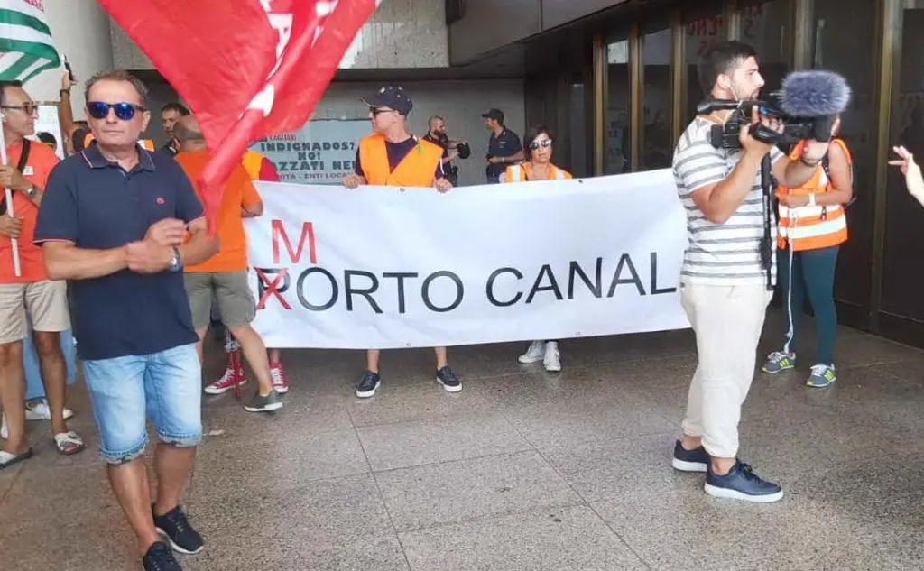 Una lunga giornata di manifestazione per i lavoratori di Porto Canale