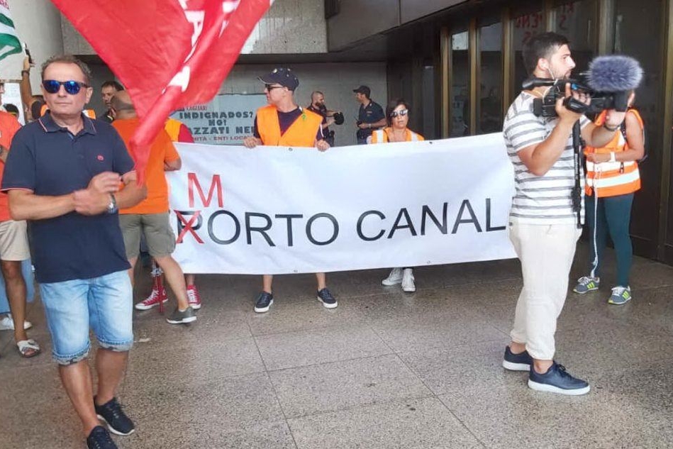 Una lunga giornata di manifestazione per i lavoratori di Porto Canale