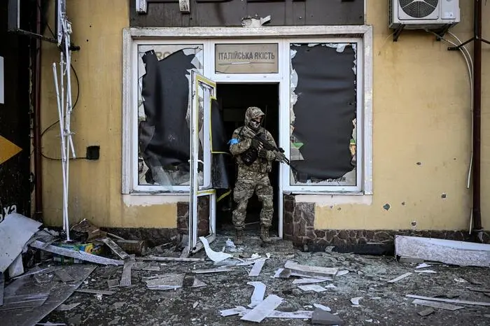 Un edificio distrutto dai raid russi a Kiev (Ansa-Epa)