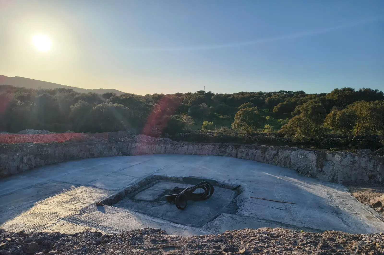 Il basamento di una pala eolica nel parco Rwe che sta per essere realizzato tra Ittiri e Villanova Monteleone (foto Comitato Gallura)
